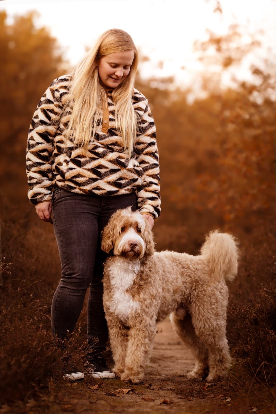 Jolien met haar Cobberdog in de herfst