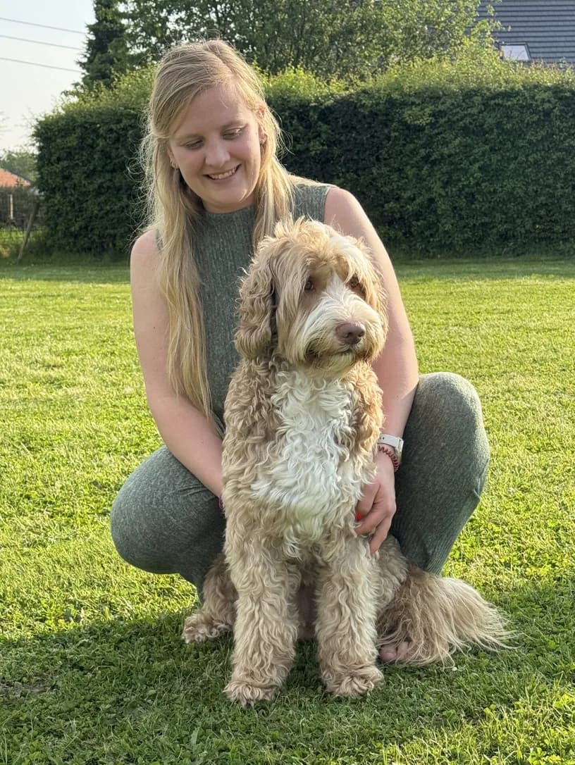 Jolien met een Doodle in het gras